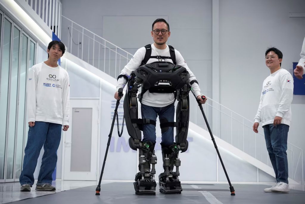 معرفی ربات «مرد آهنی»؛ فناوری نوینی که به افراد فلج اجازه راه رفتن میدهد + ویدئو 1 Iron Man robot that helps paraplegics walk